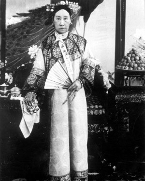 Chính xác là vào ngày 7/1/1902, “Lão Phật gia” và đoàn tùy tùng đã đi xe lửa từ Bảo Định về đến ga Mã Gia Bảo, Bắc Kinh. Như vậy, 26 năm sau khi đường sắt được xây dựng ở Trung Quốc, Từ Hy thái hậu đã chính thức sử dụng phương tiện di chuyển mang hơi hướng công nghiệp hóa này.