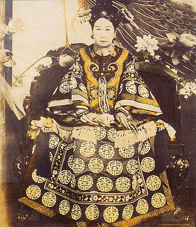 Từ Hy nổi tiếng trong lịch sử phong kiến Trung Quốc là bà hoàng ưa kiểu cách, thích lối sống xa hoa, quyền quý nhưng cũng rất thủ cựu. Thậm chí, khi ra ngoài, kiệu của bà luôn có 16 người khiêng. Dù là tới Thừa Đức, tỉnh Hà Bắc xa xôi, bà vẫn duy trì thói quen ngồi kiệu xa xỉ ấy.