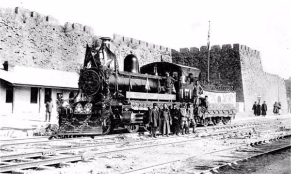 Trong số các toa, có một toa dành riêng cho Từ Hy thái hậu được chia làm hai gian lớn nhỏ.