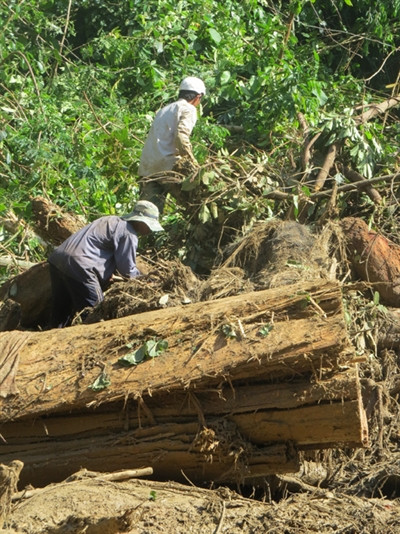 Công việc tìm kiếm thi thể các nạn nhân diễn ra trong nhiều ngày qua.