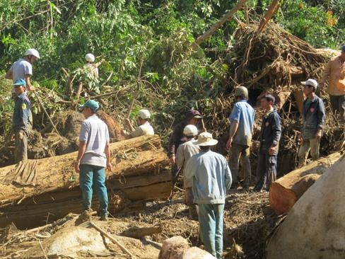 Lực lượng cứu hộ nỗ lực tìm kiếm thi thể anh Lương Ngọc Tính. Ảnh: Văn Tài.