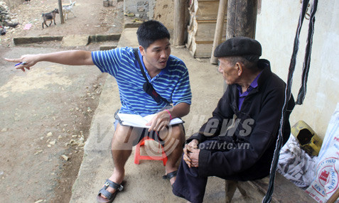 Cụ Giàng Pà Sính trao đổi với phóng viên về chuyện phỉ giết người, rán mỡ .