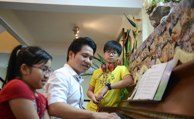 Anh cũng thường chia sẻ đam mê âm nhạc cùng các con Anh cũng thường chia sẻ đam mê âm nhạc cùng các con