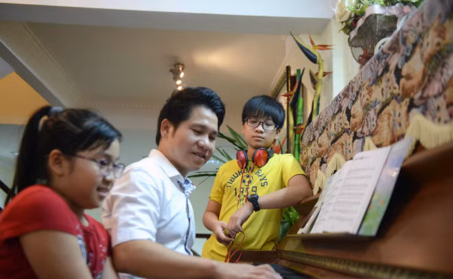 Anh cũng thường chia sẻ đam mê âm nhạc cùng các con