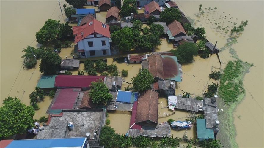 Người dân thôn Bùi Xá (Xuân Mai, Quốc Oai, Hà Nội) vẫn đang phải sống trong biển nước lũ sau bão. Ảnh. Văn Thắng