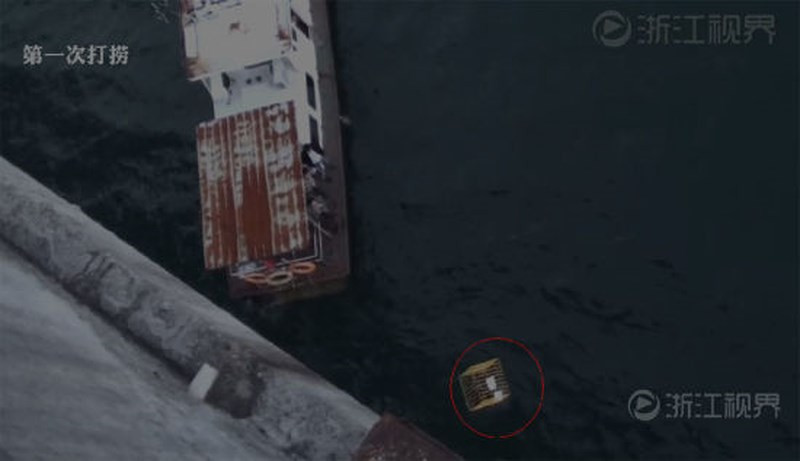 Thi thể của ông Trương bị nhốt trong lồng được kéo lên khỏi mặt nước. Thi thể của ông Trương bị nhốt trong lồng được kéo lên khỏi mặt nước.