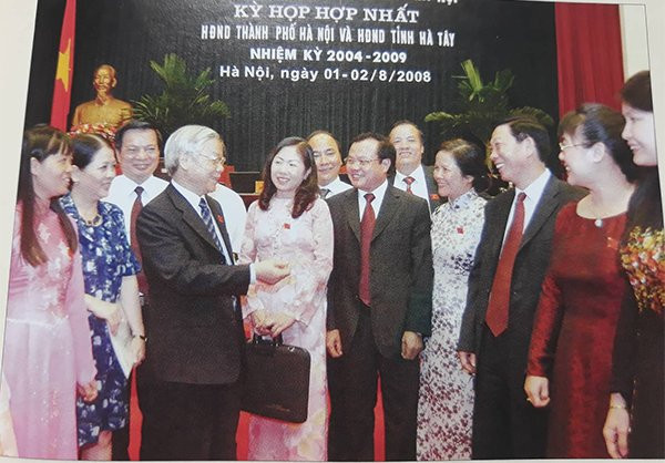 "Hợp nhất Hà Nội, nhiều người cũng lo nội bộ có chịu bắt tay nhau không" - Hình 2 Các đại biểu dự kỳ họp hợp nhất HĐND TP Hà Nội và HĐND tỉnh Hà Tây (8/2008)