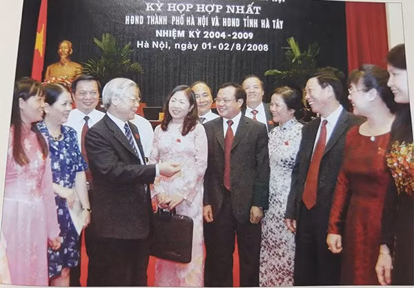 Các đại biểu dự kỳ họp hợp nhất HĐND TP Hà Nội và HĐND tỉnh Hà Tây (8/2008)