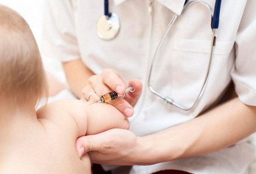 Chủ động đưa trẻ đi tiêm chủng vắc xin phòng bệnh đầy đủ, đúng lịch là biện pháp hữu hiệu để phòng bệnh ho gà. (Ảnh minh hoạ: Internet) Chủ động đưa trẻ đi tiêm chủng vắc xin phòng bệnh đầy đủ, đúng lịch là biện pháp hữu hiệu để phòng bệnh ho gà. (Ảnh minh hoạ: Internet)