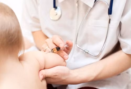 Chủ động đưa trẻ đi tiêm chủng vắc xin phòng bệnh đầy đủ, đúng lịch là biện pháp hữu hiệu để phòng bệnh ho gà. (Ảnh minh hoạ: Internet)