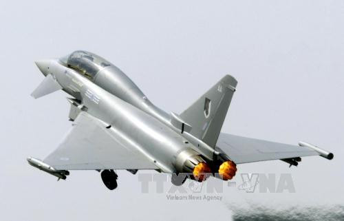 Máy bay phản lực Eurofighter Typhoon do BAE Systems sản xuất bay trình diễn tại Triển lãm hàng không Farnborough, tây nam London ngày 24/7/2004. Ảnh tư liệu: AFP/TTXVN