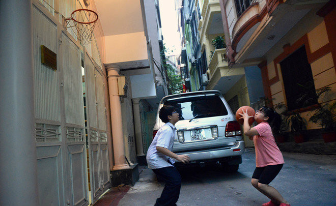 Hai con của nam ca sĩ Trọng Tấn. Hai con của nam ca sĩ Trọng Tấn.