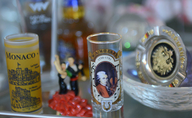 Những vật lưu niệm anh mua khi đi lưu diễn ở nước ngoài Những vật lưu niệm anh mua khi đi lưu diễn ở nước ngoài