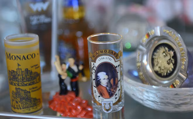 Những vật lưu niệm anh mua khi đi lưu diễn ở nước ngoài