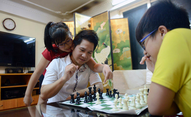 Thời gian rảnh rỗi anh thường cùng các con chơi cờ Thời gian rảnh rỗi anh thường cùng các con chơi cờ