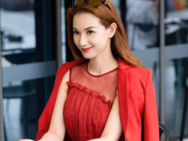 "Với nhiều người ly hôn là bi kịch với Chi thì không. Trước và trong khi kết hôn Chi đều tự lo, thì việc quay về với tự lập sau đó cũng là điều hoàn toàn không làm Chi chới với", Quỳnh Chi thẳng thắn nói về bản lĩnh của mình.