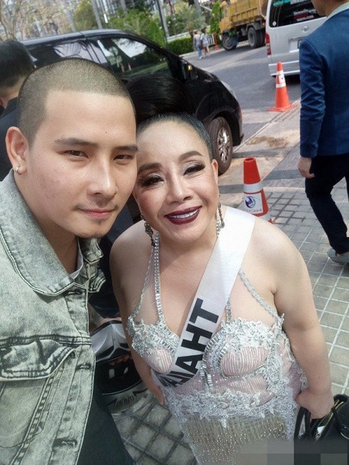 Leena Jung lại một lần nữa gây xôn xao vì bài viết chỉ trích và đòi kiện . Leena Jung lại một lần nữa gây xôn xao vì bài viết chỉ trích và đòi kiện .