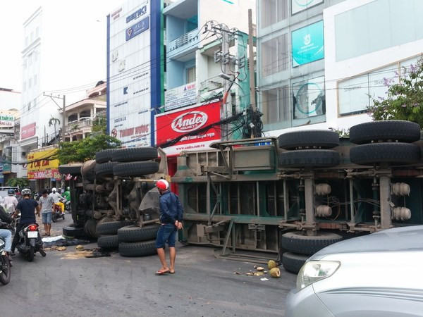 Hiện trường vụ lật xe container. (Ảnh:Hoàng Hải/TTXVN)