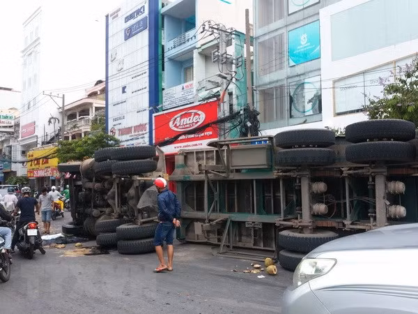 Hiện trường vụ lật xe container. (Ảnh:Hoàng Hải/TTXVN)