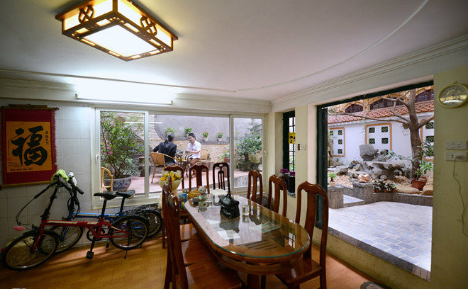 Không gian căn nhà thoáng mát có thể nhìn ra ngoài sân Không gian căn nhà thoáng mát có thể nhìn ra ngoài sân