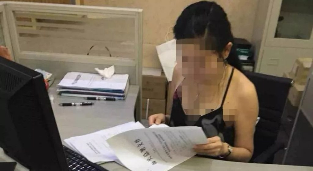 Nữ công chức làm việc tại văn phòng hải quan ở Phòng Thành Cảng, Quảng Tây, Trung Quốc .