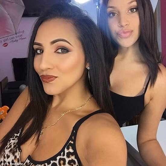 Mối quan hện giữa 3 mẹ con khá thân thiết nên họ thường xuyên cùng nhau đi chơi hay dự tiệc. Khi ấy Yarrellys thường bị nhận nhầm là chị gái hoặc bạn của hai con.