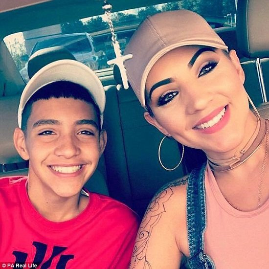 Yarrellys và con trai út John trông chẳng khác gì hai chị em. Yarrellys và con trai út John trông chẳng khác gì hai chị em.