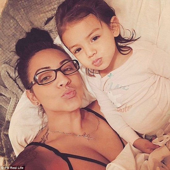 Bà ngoại xinh đẹp bị nhận nhầm là mẹ của cháu gái 3 tuổi. Bà ngoại xinh đẹp bị nhận nhầm là mẹ của cháu gái 3 tuổi.