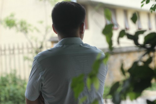 Chồng chị Hoài không dám quyết đoán việc ra riêng vì sợ mẹ buồn. Ảnh minh họa: M.T