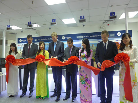 Australia và Vương quốc Anh vừa khai trương Trung tâm tiếp nhận hồ sơ xin thị thực mới tại Hà Nội và sắp tới là tại Thành phố Hồ Chí Minh.