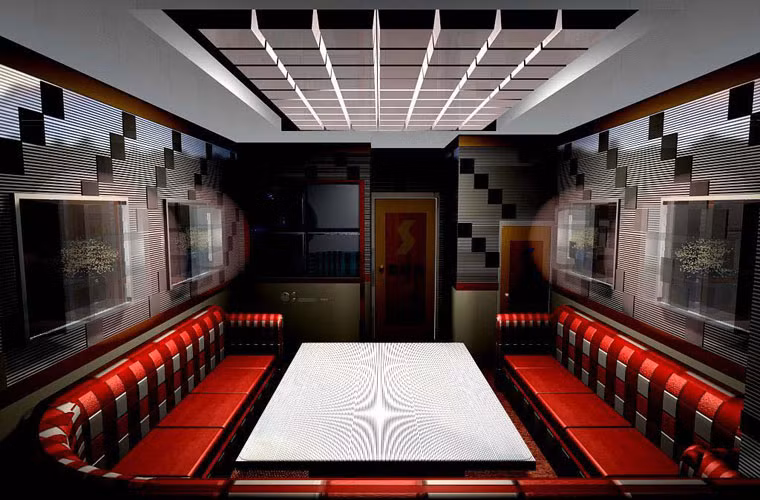 Các phòng karaoke đều được thiết kế rất kín để tránh ảnh hưởng đến phòng bên cạnh. Chính vì vậy, khi phòng bên cạnh xảy ra cháy, khách ở phòng hát này khó biết được sự việc, làm tăng nguy cơ thiệt hại về người và tài sản.