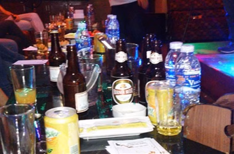 Việc uống bia, rượu quá chén tại các quán karaoke không phải là điều gì lạ lẫm. Và khi các "thượng đế" đã say, không làm chủ được hành vi của mình, như hút thuốc để tàn rơi xuống sàn thảm... giật micro, vặn loa... gây chập điện... cũng là nguyên nhân khiến ngọn lửa có thể bùng phát bất cứ lúc nào.