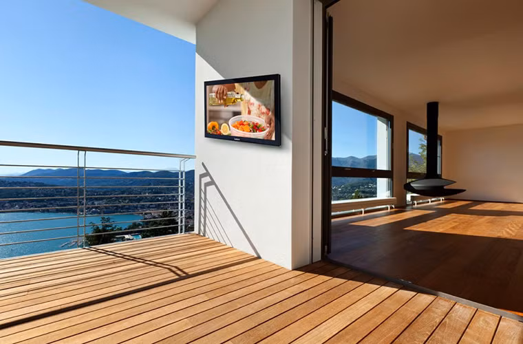 Nếu như có một ban công rộng, hãy cân nhắc đặt một chiếc TV tại đây