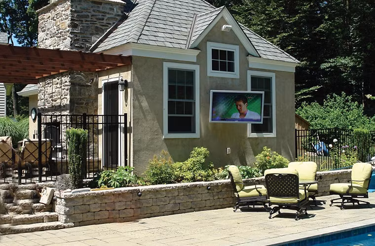 Trong một không gian đầy nắng như thế này, TV là thiết bị hiển thị tuyệt vời nhất bạn có thể sử dụng