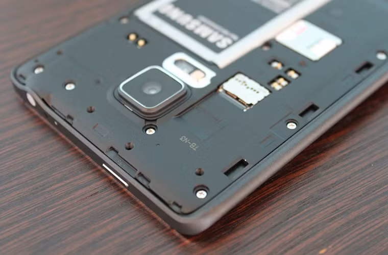 Bạn có thể nâng dung lượng bộ nhớ nhờ vào khe thẻ microSD nếu cần.