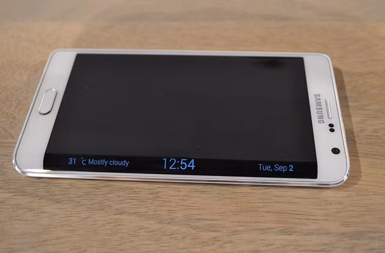 Note Edge có chế độ hiển thị 'đồng hồ ban đêm' khi màn hình chính tắt. Bỗng dưng bạn đã có thêm cho mình một chiếc đồng hồ báo thức tuyệt vời.