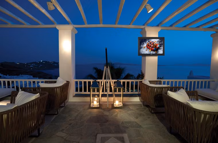 Không còn gì bằng khi vừa được thưởng thức phong cảnh lại vừa được xem bộ phim mình yêu thích trên TV như thế này