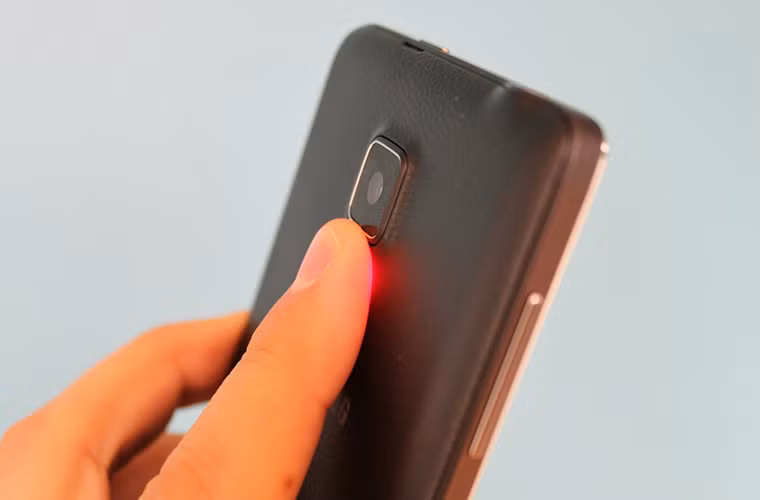 Bạn có thể đo được nhịp tim ở mặt sau của chiếc điện thoại.