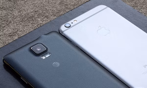 Samsung Galaxy Note 4 bên cạnh iPhone 6 Plus