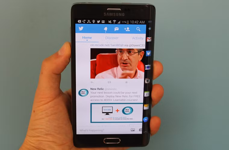 Bạn có thể dùng phần màn hình vát cong để chuyển các ứng dụng ưa thích mà không cần phải thoát ra ra màn hình chính