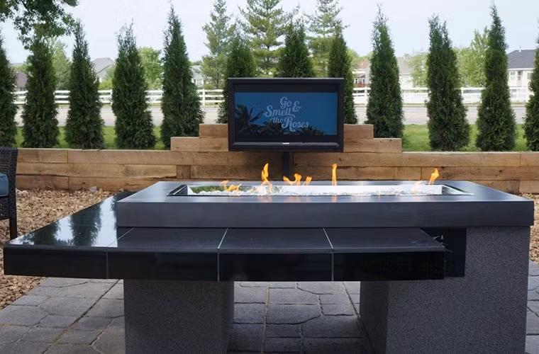 Trải nghiệm vừa nấu nướng vừa xem TV ngoài trời sẽ rất thú vị