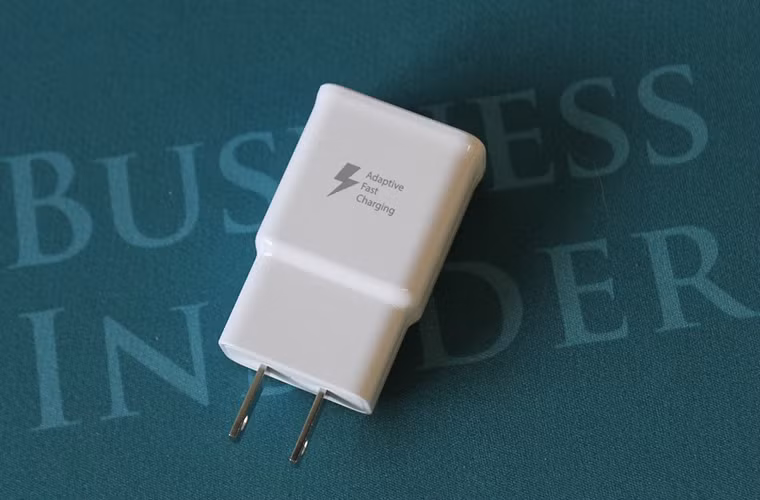 Bạn có thể sạc nhanh 50% pin trong vòng 30 phút với Galaxy Note Edge.