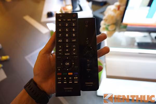 Hai chiếc Remote đi kèm.
