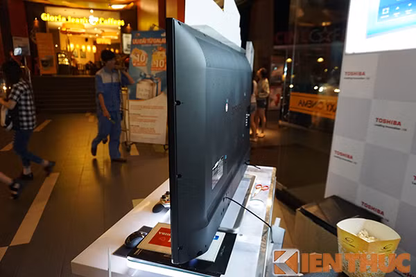 Mặt sau phẳng nên có thể treo tường dễ dàng.