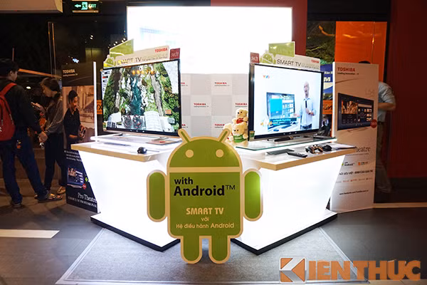 Hai chiếc TV được đặt cạnh nhau để nhiều người có thể cùng trải nghiệm.