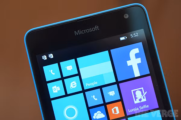 Mặt trước in tên của Microsoft