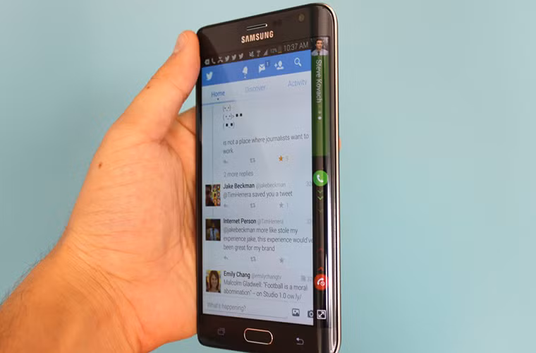 Bạn không cần phải thoát ứng dụng mình đang dùng để trả lời điện thoại.