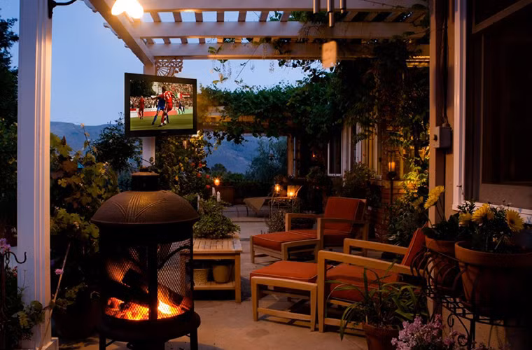 Bạn nghĩ sao nếu có thể thưởng thức một trận bóng đá ngoài ban công?