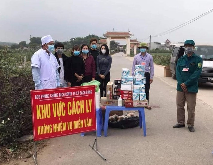 Cô Bích cho biết hiện điểm cách ly này đang thiếu khẩu trang y tế, nước súc miệng sát khuẩn, đồ chơi cá nhân cho từng bé. Những ngày qua, chính quyền đã hỗ trợ 4 bình nóng lạnh, 200 giường để tạo điều kiện cho các cháu cách ly thoải mái hơn. Các mạnh thường quân đang hỗ trợ thực phẩm tươi và một số đồ dùng thiết yếu. Ảnh: Trần Huyền. Trước đó, ngày 30/1, bé học lớp 4 tuổi B.H.V. (sinh năm 2016) cùng bà ngoại được đưa đi cách ly tập trung tại Trung tâm Giáo dục nghề nghiệp - Giáo dục thường xuyên thị xã Kinh Môn, sau khi tiếp xúc gần bệnh nhân N.T.T. (công nhân Công ty TNHH điện tử Poyun Việt Nam tại thành phố Chí Linh). Ngày 1/2, CDC Hải Dương thông báo kết quả xét nghiệm của cháu bé dương tính với SARS-CoV-2. Chính quyền thị xã Kinh Môn đã khẩn trương truy vết F1, F2 để có quyết định cách ly.