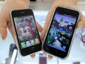 Galaxy S của Samsung (phải) và iPhone 3G của Apple. Nguồn: AFP/TTXVN Galaxy S của Samsung (phải) và iPhone 3G của Apple. Nguồn: AFP/TTXVN